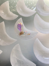 Load image into Gallery viewer, Selenite moon dish